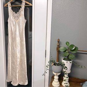 Jones New York full length cream lace slip size M